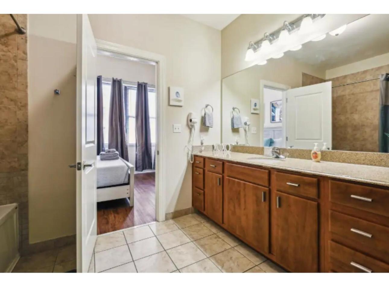 Amazing Condos Beautiful View 2 Blocks To French Quarter, Small Rooftop Pool, Gym, Seanger Theater, Super Dome, And Bourbon St New Orleans Oda fotoğraf